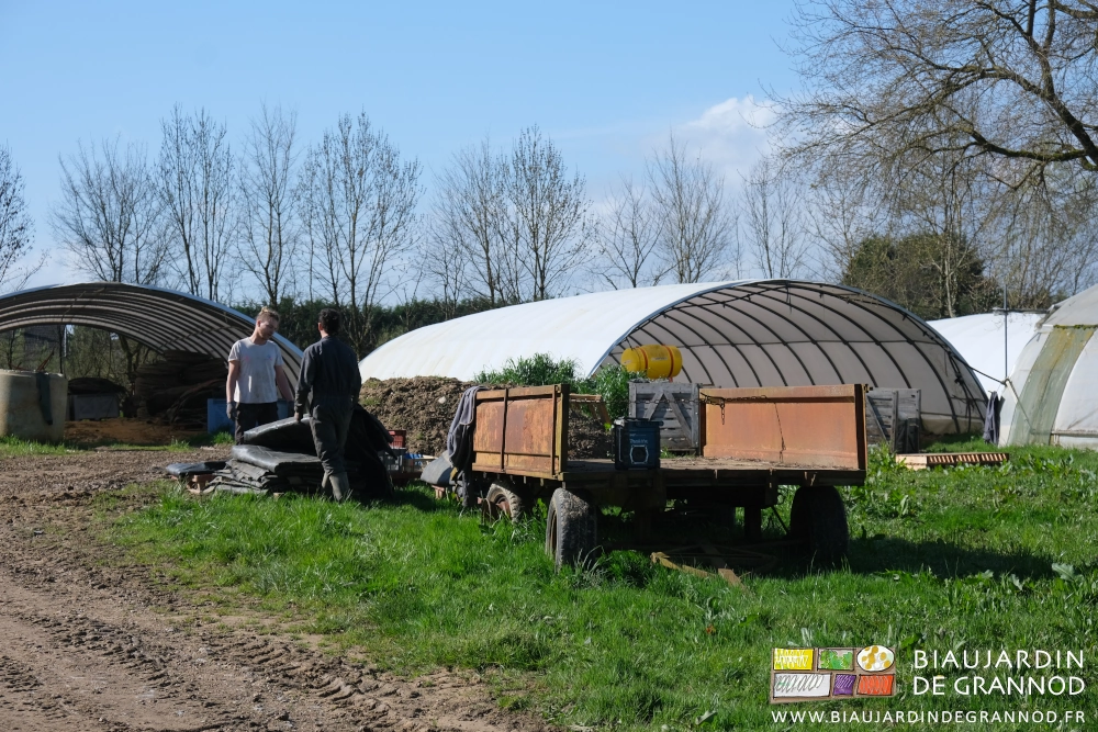 photo de Vivien et Valentin empilant des toiles pliées sur palette