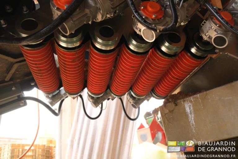 vue d'en dessous des rouleaux annelés en sortie du déterreur