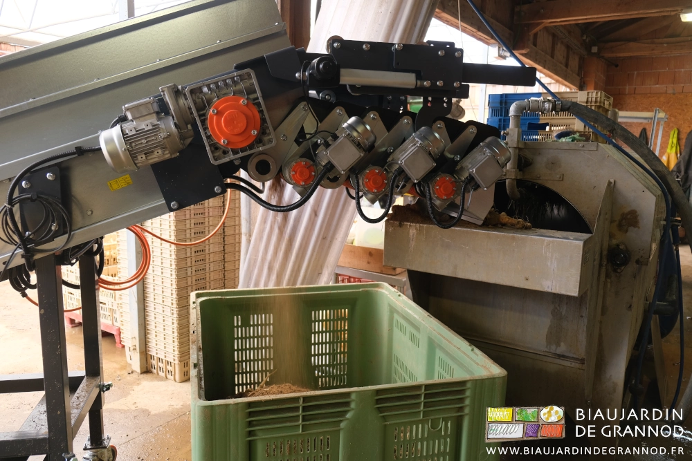 photo de la terre tombant entre les rouleaux dans un palox poubelle rangé en dessous