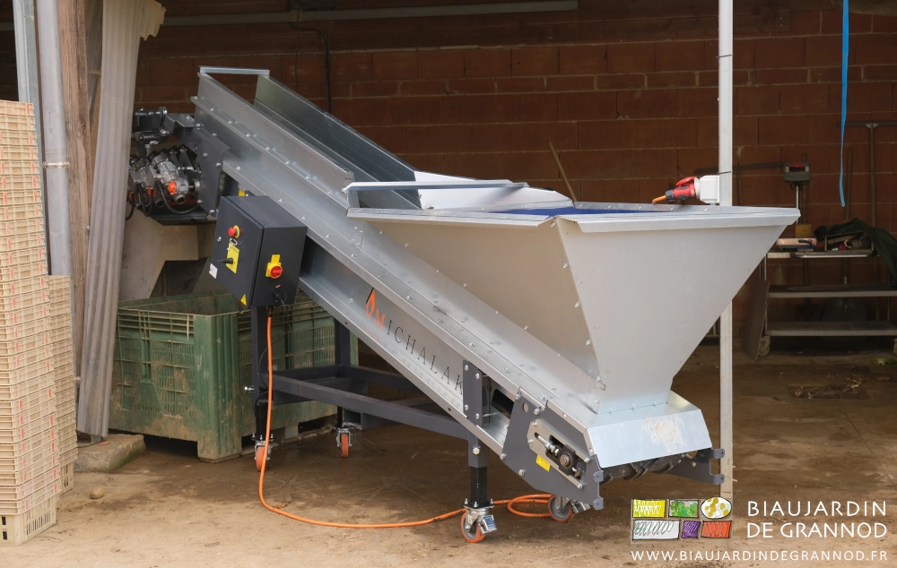 photo du déterreur avec sa trémie d'entrée, tapis montant aux rouleaux déterreurs