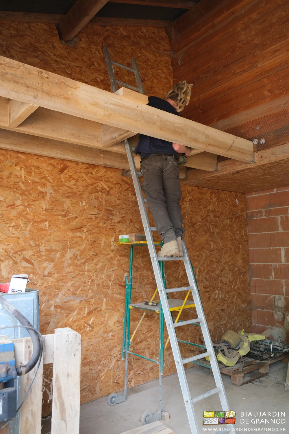 photo de Valentin sur l'échelle glissée dans la structure en hauteur