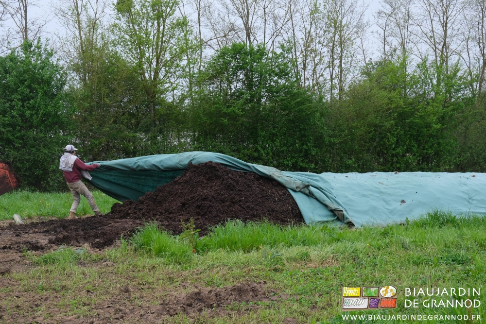photo de Vivien qui la bâche pour recouvrir le bout du tas