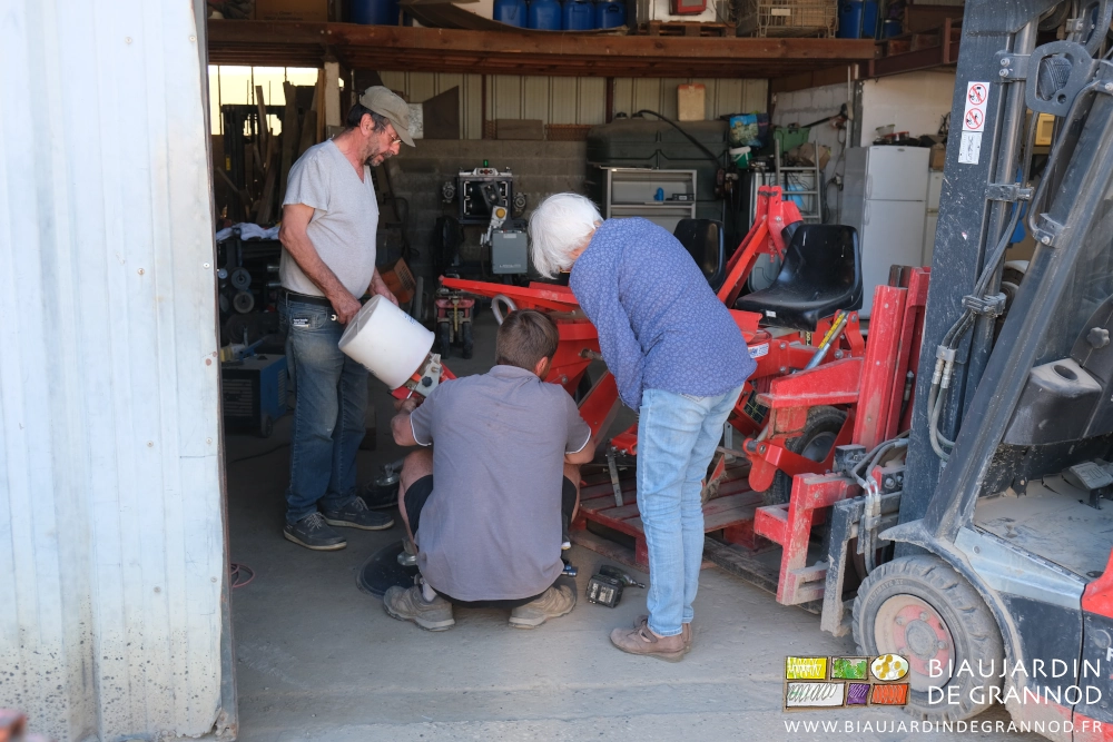 photo de Guillaume, Alexis et Françoise démontant des éléments de l'outil