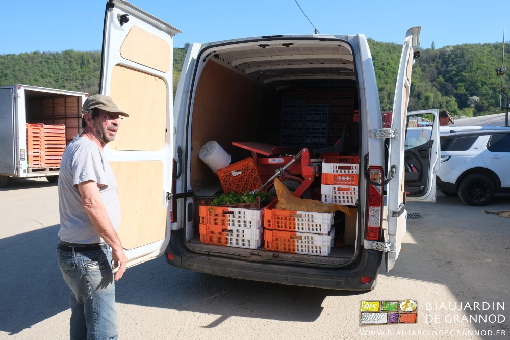 photo du fourgon rempli en laissant juste la place aux portes de fermer