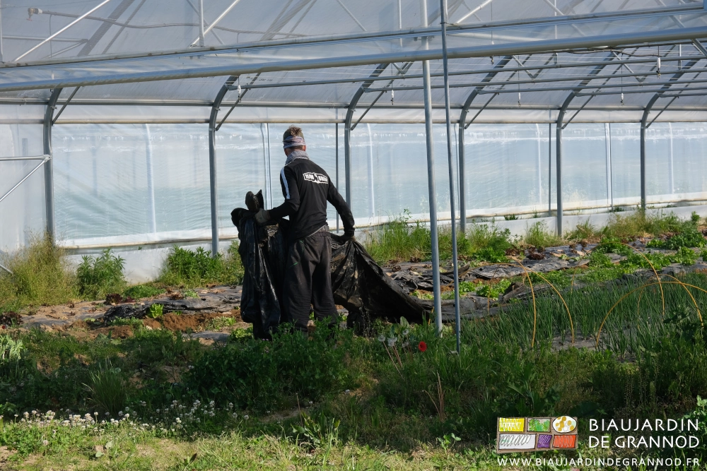 photo de Myke enroulant le film soulevé pour en faire un tas en bout du tunnel