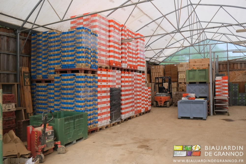 photo de palettes de cagettes plastique vides empilés sur un côté du bâtiment chapelle