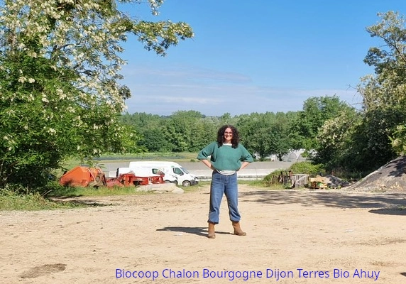 photo de Biocoop tout sourire dans la cour de notre ferme maraîchère
