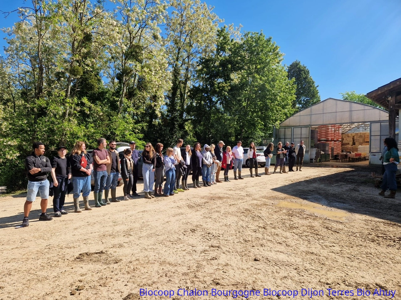 photo du groupe posant dans la cour selon leur ordre d'ancienneté chez Biocoop