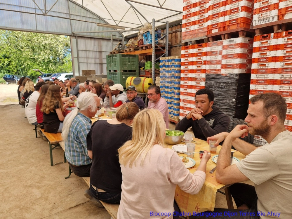 photo d'ensemble de la grande tablée dans les lieux où on notamment prépare les paniers de nos abonnés