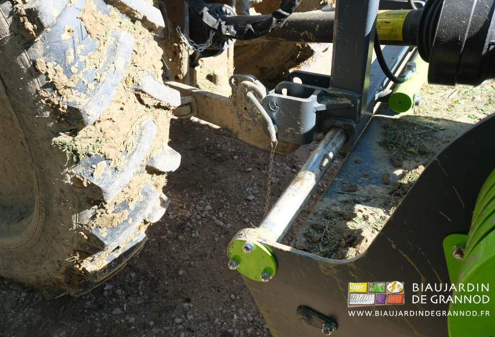 photo proche d'un des coulisseaux cylindriques de la structure du broyeur déportable
