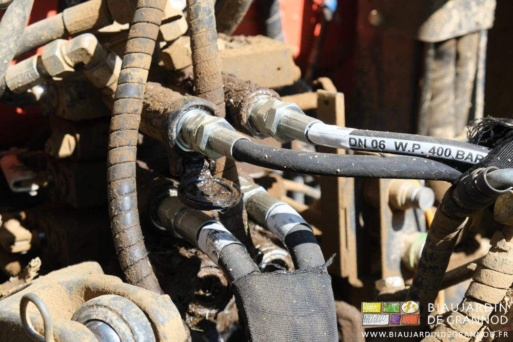 photo du raccordement des 4 flexibles aux sorties prévues sur le tracteur