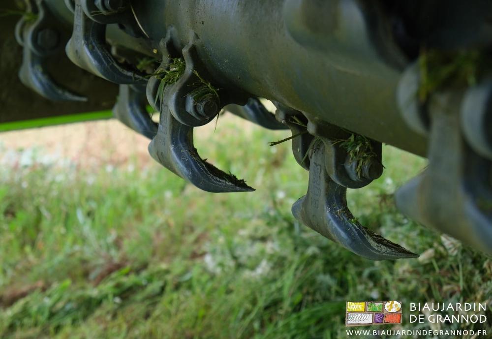 photo proche des marteaux qui broient les herbes et branchages