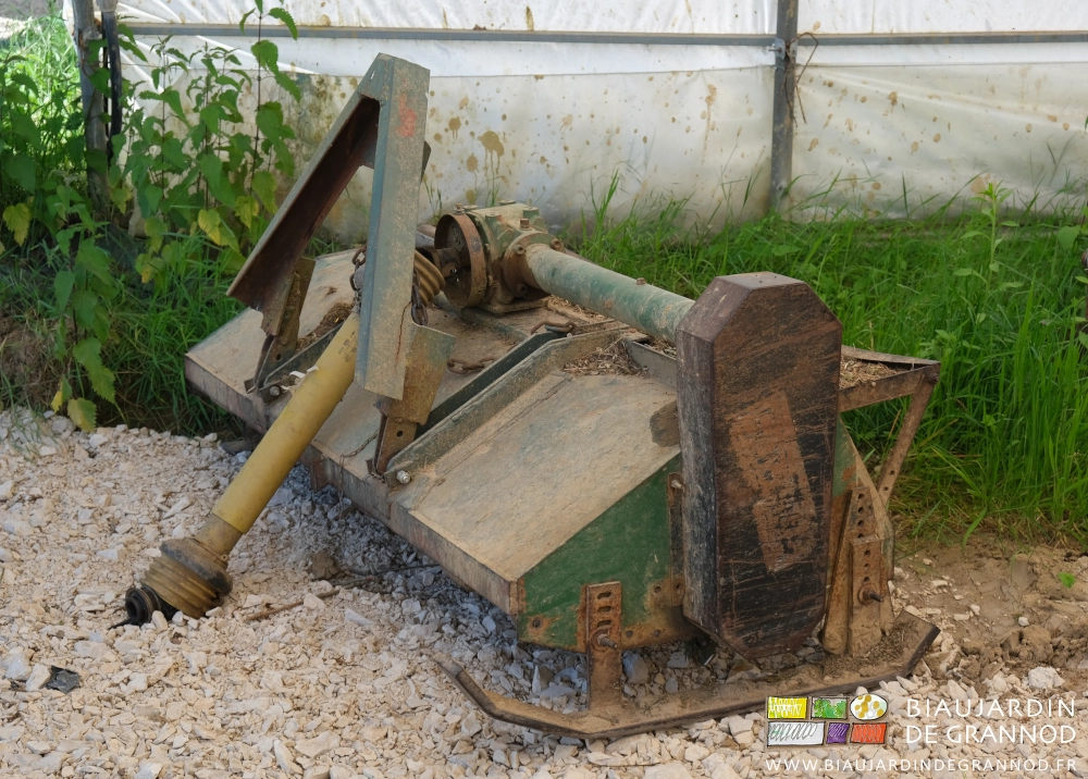 photo de l'avant du broyeur, sans plus aucune protection contre les rejets de cailloux ou bouts de bois lors du travail