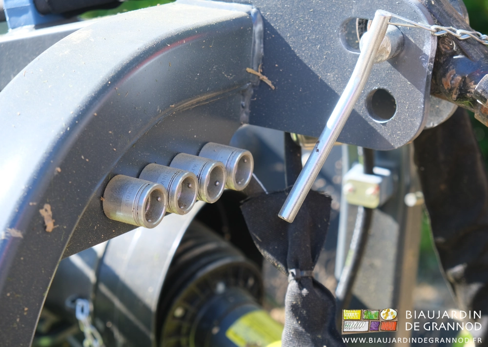 photo proche des 4 systèmes d'accroche femelle des flexibles quand ils ne sont plus raccordés au tracteur