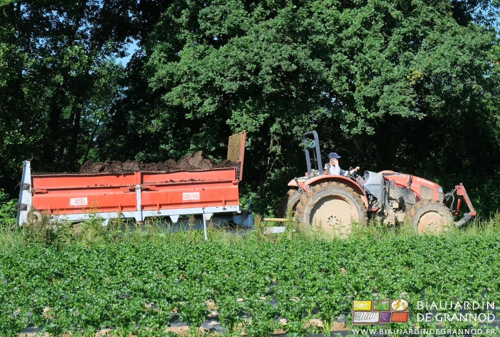 photo de l'attelage tracteur épandeur plein et Matthieu téléphonant au volant