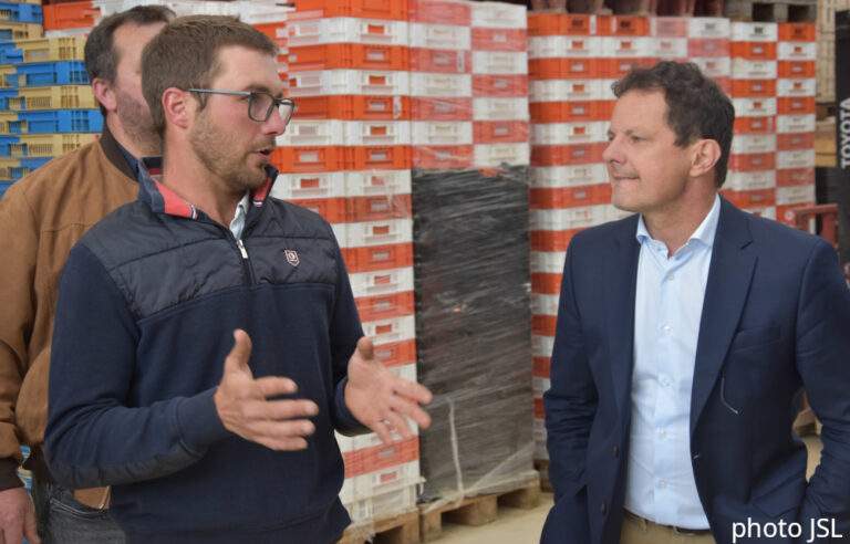photo de Matthieu et Jérôme Durain, président région Bourgogne Franche-Comté en discussion dans le bâtiment bioclimatique de la ferme