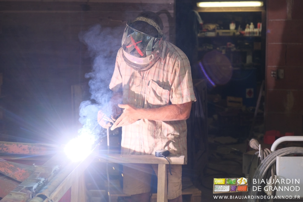 photo de Matthieu soudant à l'atelier à l'heure de la sieste