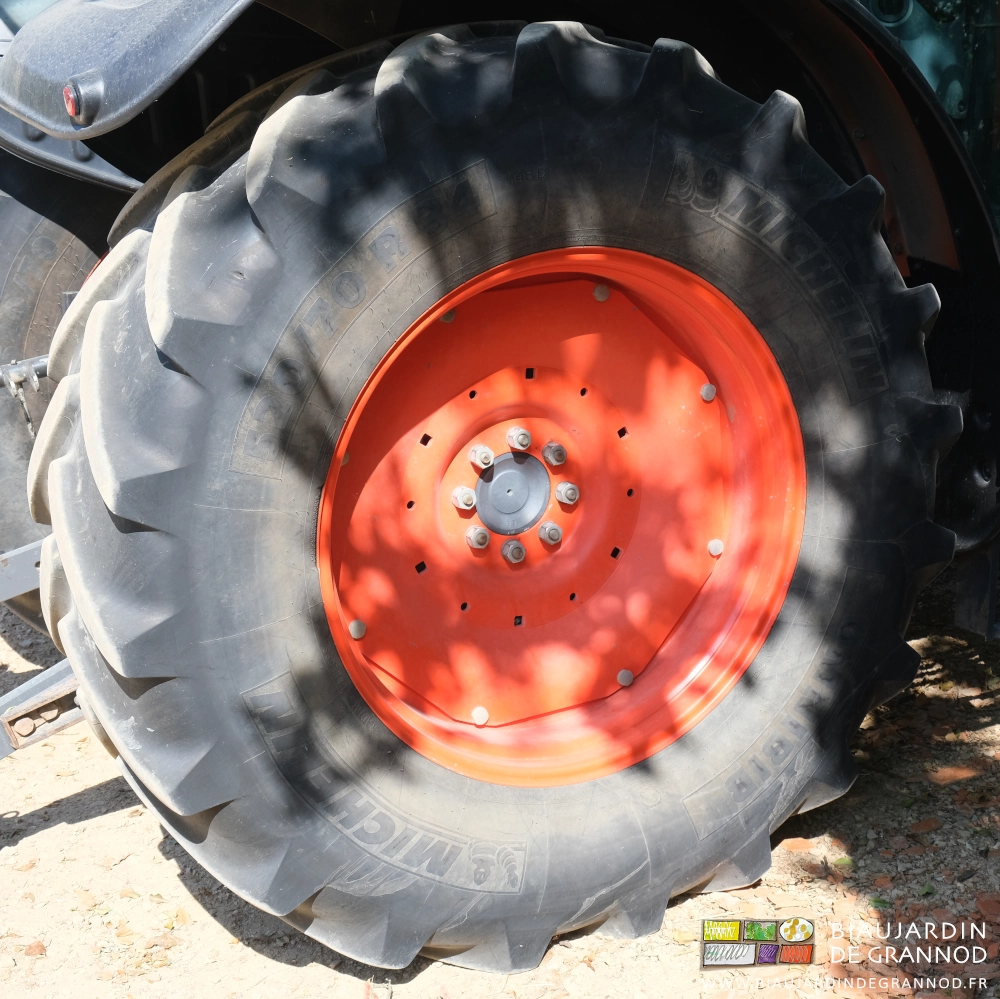 photo d'une grosse roue de tracteur