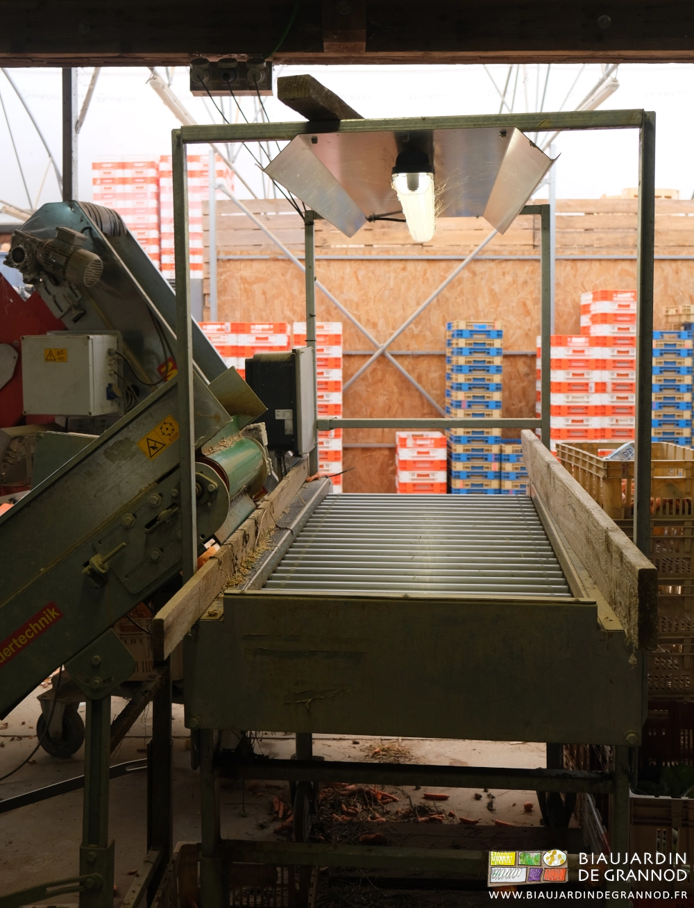 photo sens du travail de la table de tri et son tapis de rouleaux gris bien éclairés