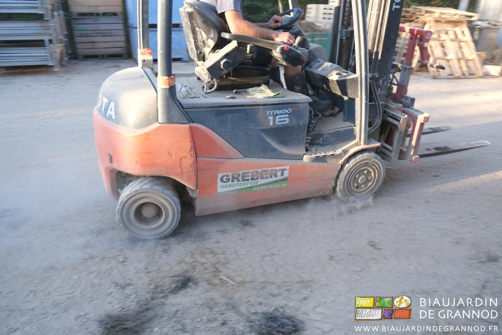 photo proche de la circulation des roues du chariot élévateur soulevant de la poussière