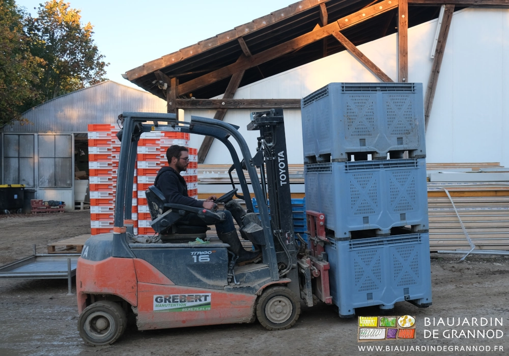 photo du chariot portant une pile de 3 palox vers la chambre froide