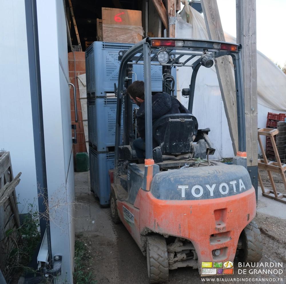 photo du chariot se glissant entre le ,poteau de charpente et la porte coulissante ouverte