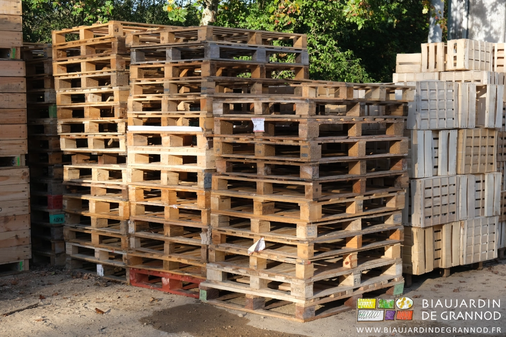 photo de 3 piles de cagettes bois